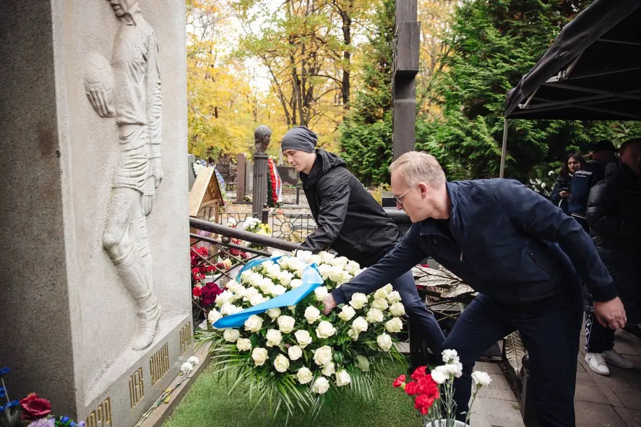 Могила Льва Яшина