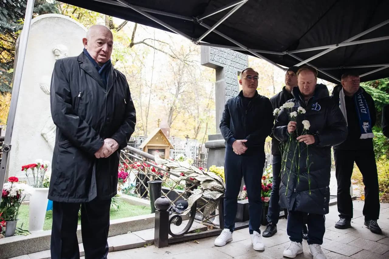 Могила Льва Яшина